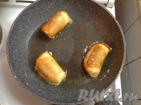 Проделать тоже самое со всеми кружочками. Обжарить конвертики-оладушки на среднем огне до румяности, переворачивая по мере необходимости.