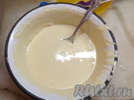 Приготовить тесто по моему рецепту "Оладушки на кефире". Внимание - сахара кладём всего 1 чайную ложку.