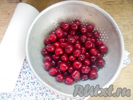 Черешню промойте под проточной водой. Удалите испорченные ягоды, оборвите хвостики (если они есть). Переложите чистую черешню в дуршлаг, оставьте на несколько минут, чтобы стекла вода.
