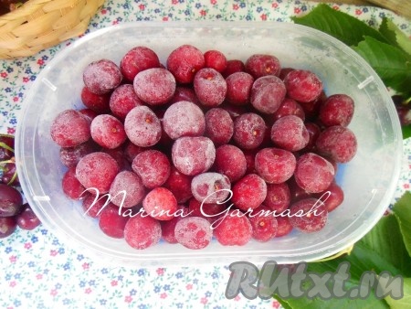 Вот так просто можно заморозить черешню на зиму. Ягоды, замороженные без косточек, украсят выпечку, станут вкусной начинкой для вареников и т.д., а замороженная черешня с косточками прекрасно подойдёт для приготовления замечательных напитков, например, компотов или киселей.