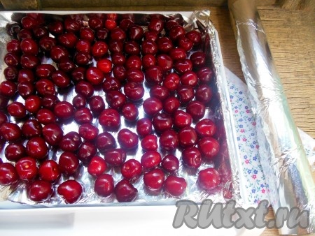 Если вы решили замораживать черешню без косточек, то с помощью специального приспособления для удаления косточек или с помощью подручных средств (например, булавки) удалите косточки из ягод. Замораживать черешню с косточками или без них - решать вам, главное замораживать их по отдельности. Переложите черешню с косточками (или черешню без косточек) в один слой, уберите в морозилку на 1 или 2 суток - за это время ягоды отлично заморозятся.