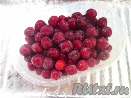 Старайтесь не набивать плотно пакеты или контейнеры (как на фото), а затем закройте. Черешню, замороженную с косточками, не упаковывайте вместе с черешней без косточек, так как их лучше использовать для приготовления разных блюд. При желании, можно подписать контейнеры (или пакеты), указав дату и разновидность заготовки. Уберите в морозилку.
