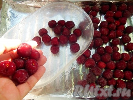 Замороженную черешню переложите в пищевой контейнер или пакеты с застежкой для заморозки.&nbsp;
