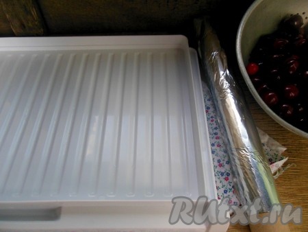 Если у вас есть в холодильнике отсек для быстрой заморозки с подносом, застелите его фольгой. Или просто используйте поднос с достаточно высокими бортиками, застеленный фольгой.
