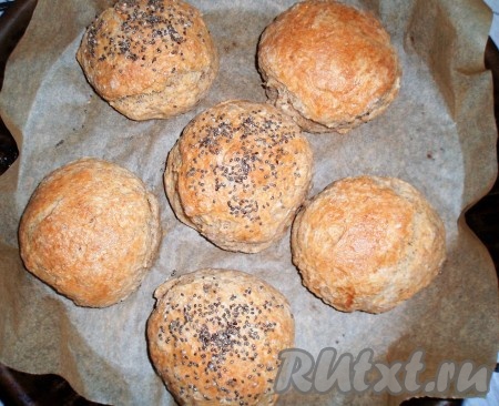 Поместить противень в духовку, заранее нагретую до 180 градусов, и выпекать пшенично-ржаные булочки, примерно, 20-25 минут.
