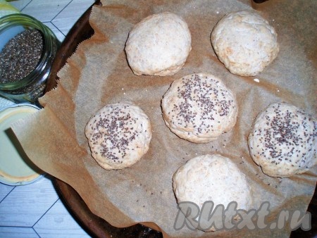 Затем сформировать круглые булочки, выложить на противень, застеленный пергаментом. Верх булочек смазать яйцом или молоком при помощи кисточки. По желанию, булочки можно посыпать семенами (я посыпала семенами чиа).
