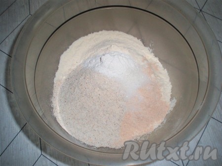 В кефир добавить соду, перемешать. Смесь начнёт реагировать.

В миске соединить оба вида муки (0,5 стакана обычной пшеничной муки можно заменить цельнозерновой), сахар, соль, разрыхлитель для теста, хорошо перемешать сухие ингредиенты.