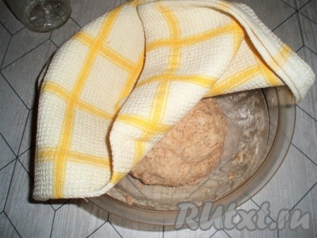 Замесить тесто. Оставить отдохнуть на 20 минут, прикрыв полотенцем.
