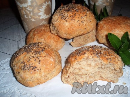 Готовые пшенично-ржаные булочки достать из духовки, остудить и подать к столу.
