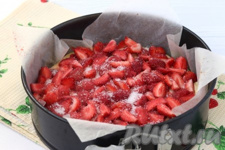 Клубнику посыпаем оставшимися 40 граммами&nbsp;сахара.
