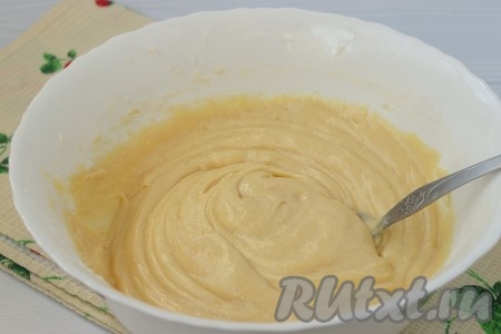 Получаем густое, кремообразное тесто для пирога.
