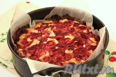 Разогреваем духовку до 180 градусов, ставим форму в духовку и готовим сметанный пирог с клубникой 45-55 минут. Проверить готовность можно деревянной шпажкой - на ней не должно оставаться следов теста при прокалывании готового пирога.
