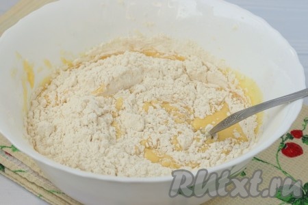 Добавляем в тесто соль, муку и разрыхлитель, перемешиваем ложкой.
