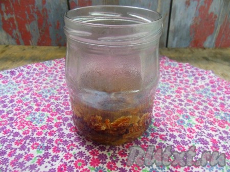 Если будете готовить дрожжевые оладьи с изюмом, то заблаговременно вскипятите воду, залейте изюм на 3-5 минут, затем воду слейте.
