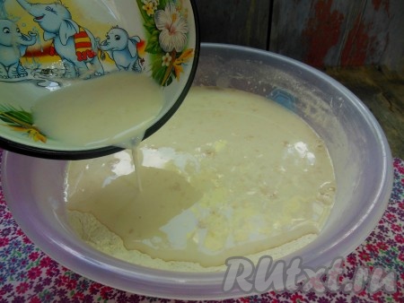 Просейте муку в глубокую миску, добавьте в нее молочно-дрожжевую смесь.
