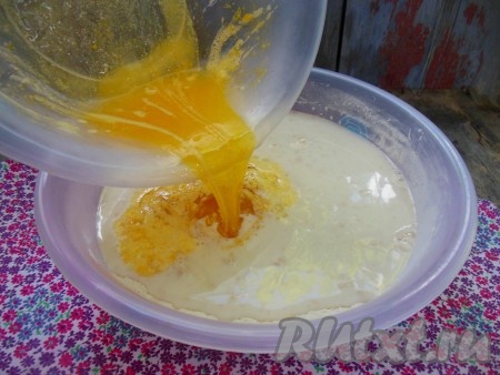 Затем влейте сахарно-яичную массу, перемешайте ложкой до полной однородности.
