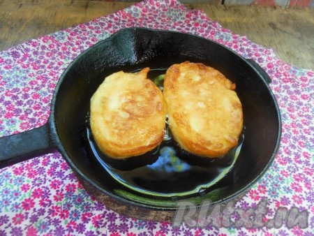 Оладушки жарятся очень быстро. Готовые дрожжевые оладья можно промокнуть бумажным полотенцем, чтобы убрать лишнее масло.
