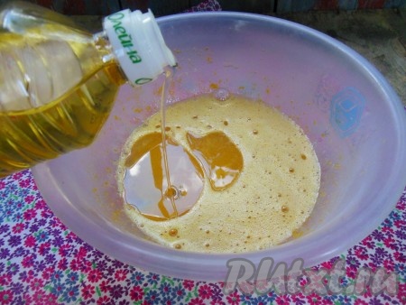 Взбейте сахарно-яичную массу вилкой, добавьте растительное масло, перемешайте.
