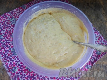 Перемешайте его осторожно ложкой.
