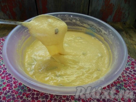 Снова перемешайте ложкой.
