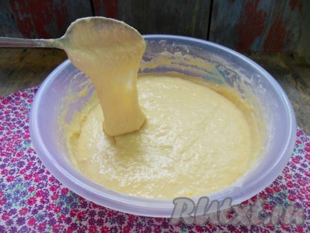 Готовое тесто получится средней густоты (как на фото).
