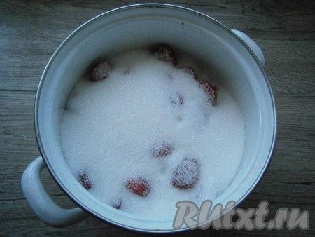 Засыпать клубнику сахаром и оставить ее на солнце на 3-4 часа.