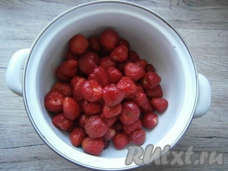 Ягоды клубники перебрать, удалить хвостики, хорошо промыть в дуршлаге. Дать стечь воде, ягоды переложить в кастрюлю.