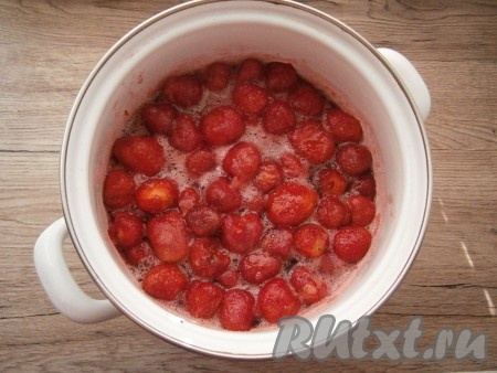 Поместить кастрюлю на медленный огонь, довести все до кипения, но не кипятить. Аккуратно клубнику перемешать и оставить при комнатной температуре на 1 час.