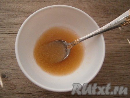 Желатин залить холодной водой, оставить его, пока не разбухнет (примерно, на 5-10 минут).
