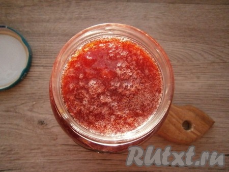 Затем горячий клубничный конфитюр разлить по простерилизованным баночкам и закрутить прокипяченными крышками.
