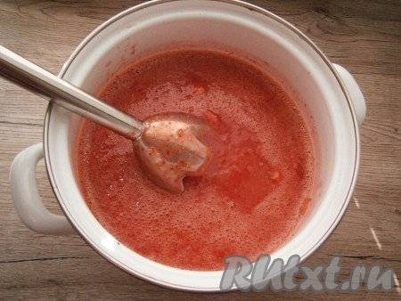 Далее погружным блендером измельчить клубнику с сиропом в пюре.
