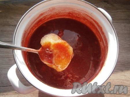 Далее снова клубничное пюре поставить на слабый огонь, довести до кипения, добавить набухший желатин и выключить огонь. Перемешать конфитюр до растворения желатина, влить лимонный сок, ещё раз перемешать. Конфитюр, после добавления желатина, ни в коем случае не кипятить!

