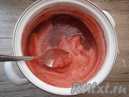 Клубничное пюре поставить на слабый огонь, довести до кипения, убрать пену, проварить 5 минут, снять с огня и оставить еще на 1 час.
