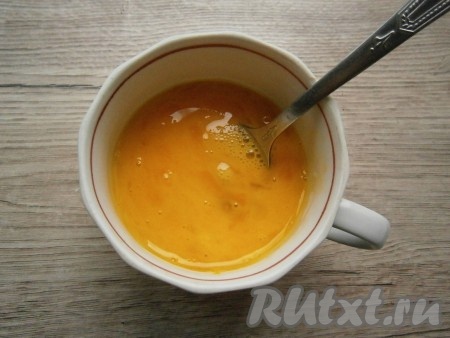 Перемешать кабачки с луком, посолить и обжаривать, помешивая, около 7-10 минут. Яйца куриные расколотить вилкой, чуточку их посолив.
