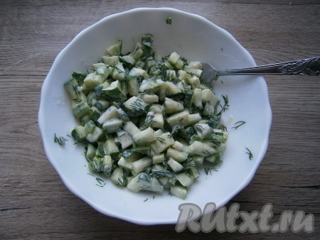 Огурцы с зеленью соединить с заправкой, посолить, поперчить, перемешать, выложить в салатник и подать к столу.
