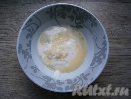 Приготовить заправку: к сметане добавить мелко нарезанный чеснок, сахар, влить лимонный сок и растительное масло.
