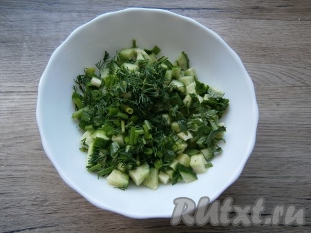 Зеленый лук, укроп и листики мяты нарезать и выложить к огурцам.

