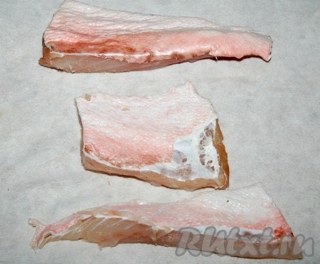 Разделываем рыбу на филе.