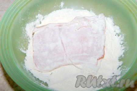 Кусочки конгрио сначала обваливаем в муке.
