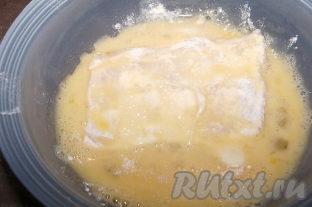 Затем обмакиваем в яйцо. Именно такая очередность (мука-яйцо) придадут рыбе особенную нежность и более красивый вид.