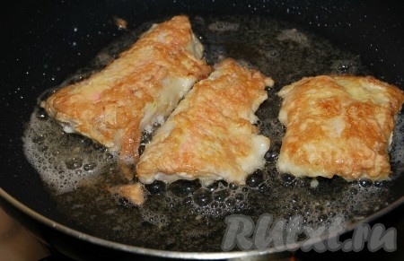 На сковородке раскаливаем растительное масло со сливочным и в раскаленное масло выкладываем кусочки рыбы. Готовим конгрио в кляре с каждой стороны по 3 минуты.