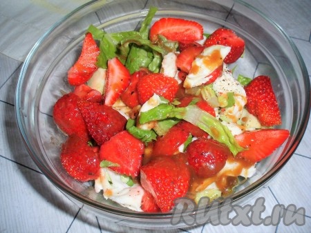 Полить салат заправкой и осторожно перемешать. Салат готов.