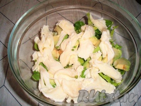 Моцареллу разобрать на волокна, добавить в салат.