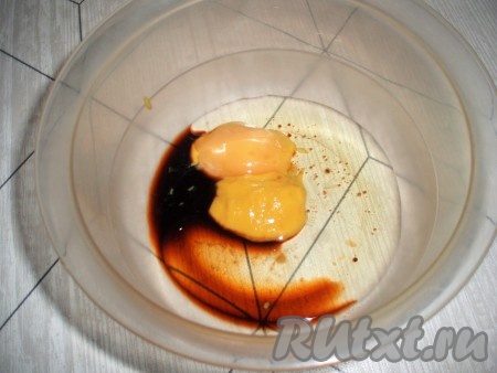 Приготовить салатную заправку, для этого соединить бальзамический уксус, горчицу, мед и оливковое масло, смешать до однородности.
