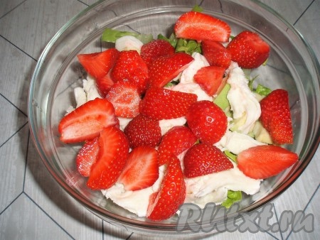 Ягодки клубники разрезать пополам или на четвертинки, добавить в салат.&nbsp;
