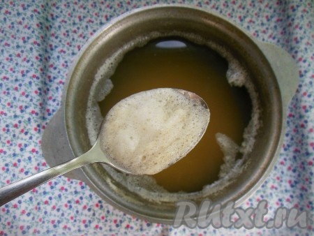 Время от времени снимайте пенку, которая образуется при варке каши. Добавьте соль по вкусу.
