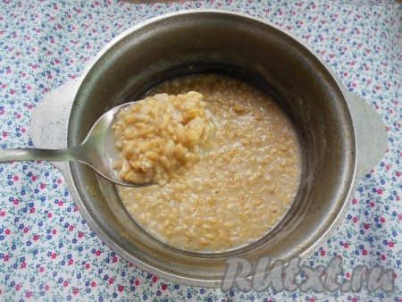 Затем уберите кастрюлю с огня, накройте крышкой и хорошо укутайте на 30 минут. За это время каша хорошо набухнет. При варке часть овсяной крупы разваривается, а другая часть остается целенькой, но с мягкими крупинками.