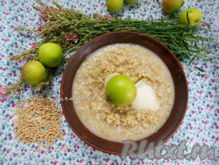 Подать можно с медом, ягодами, фруктами, орехами или добавить сливочное масло (если не поститесь). Кашу из овсяной крупы на воде можно есть в Пост, полезна она и для улучшения работы желудка и кишечника. Варите, ешьте, здоровейте!