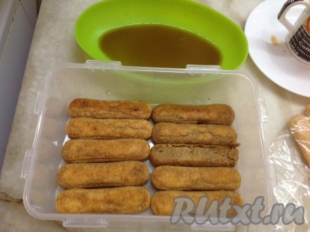 Налить кофе с ликером в ёмкость, опускать в неё печенье на 1-2 секунды, чтобы не промокало сильно (иначе развалится) и выкладывать в прямоугольную форму.