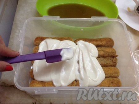 Сверху выложить половину взбитого сыра Маскарпоне.
